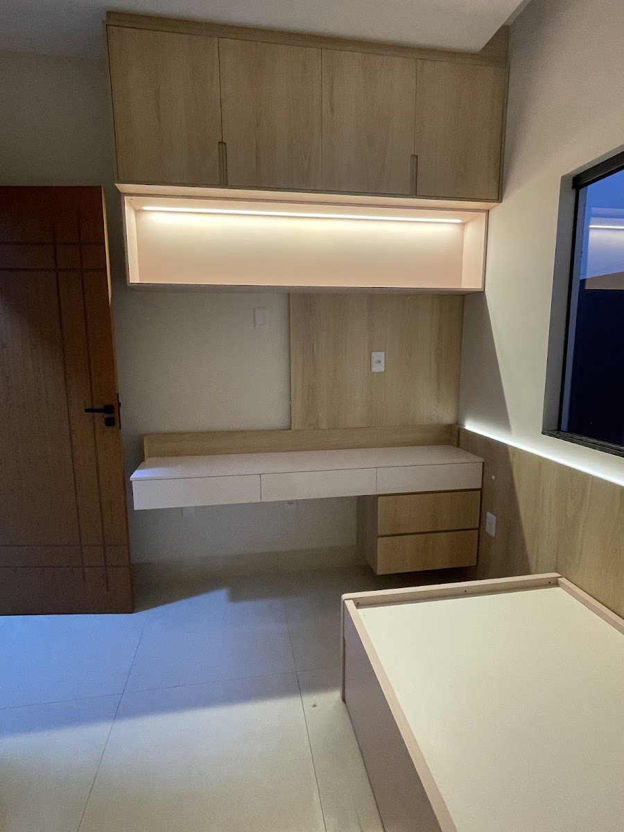 Quarto planejado com escrivaninha flutuante e nicho iluminado