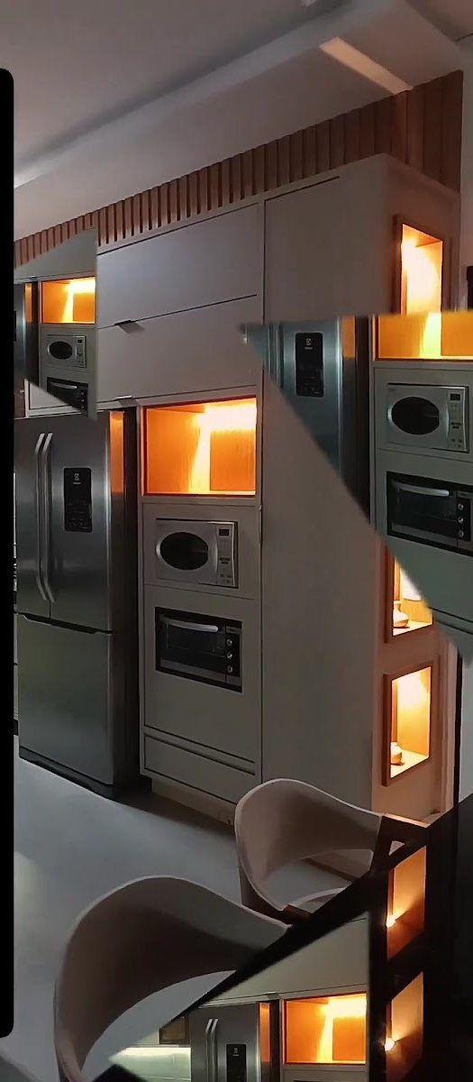 Cozinha planejada pela D&F Arquitetura e Marcenaria com nichos iluminados e eletrodomésticos embutidos